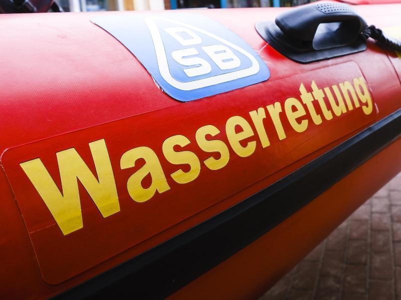 Der Schriftzug „Wasserrettung“ ist auf einem DLRG-Rettungsboot zu lesen. Foto: Frank Molter/dpa/Symbolbild