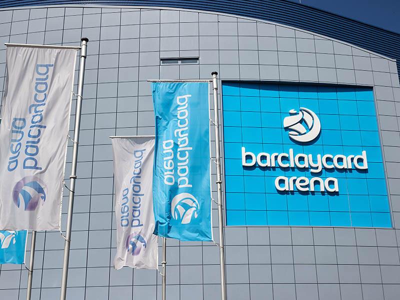 Der Schriftzug „barclaycard arena“ steht an der gleichnamigen Multifunktionsarena für sportliche und kulturelle Veranstaltungen. Die Barclaycard Arena in Bahrenfeld soll zu Barclays Arena umbenannt werden. Foto: Georg Wendt/dpa