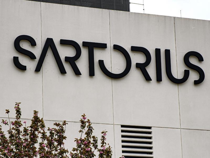 Der Schriftzug der Sartorius AG ist an einem Gebäude zu sehen. Foto: Swen Pförtner/dpa/Archivbild