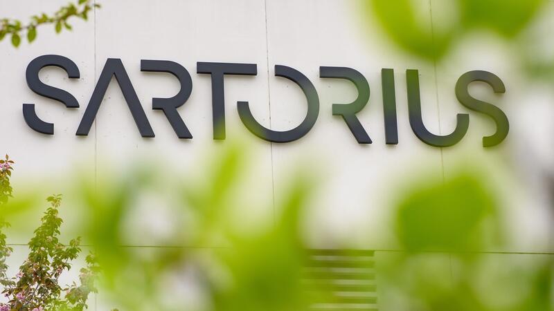 Sartorius schüttet 50,7 Millionen Euro Dividende aus Der Schriftzug der Sartorius AG ist an einem Gebäude zu sehen.