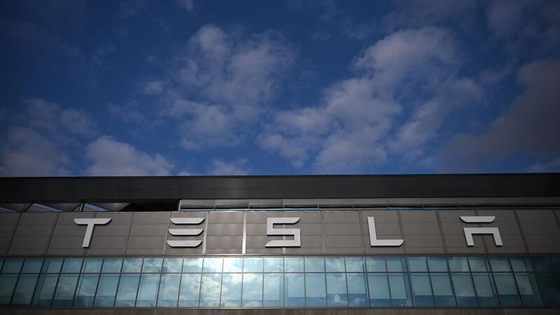 Tesla: Produktion ruht noch bis Ende nächster Woche Der Schriftzug der Tesla Gigafactory Berlin Brandenburg. In der Tesla-Autofabrik in Grünheide steht die Produktion wegen eines Stromausfalls nach einem Anschlag auf einen Strommasten still.