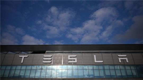Der Schriftzug der Tesla Gigafactory Berlin Brandenburg. In der Tesla-Autofabrik in Grünheide steht die Produktion wegen eines Stromausfalls nach einem Anschlag auf einen Strommasten still.