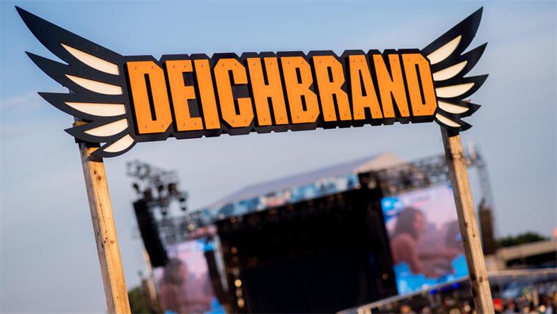 Knapp 90 Straftaten: Polizei zieht erstes Fazit zum Deichbrand 2024 Der Schriftzug des Deichbrand Festivals steht vor einer Bühne auf dem Festivalgelände.