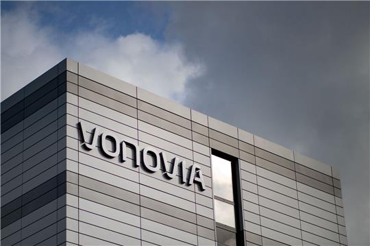 Der Schriftzug des Wohnungsunternehmens «Vonovia» hängt an der Firmenzentrale.