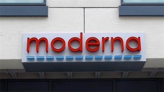 Der Schriftzug „moderna“ am Eingang eines Gebäudes des US-Unternehmens. (Archivbild)