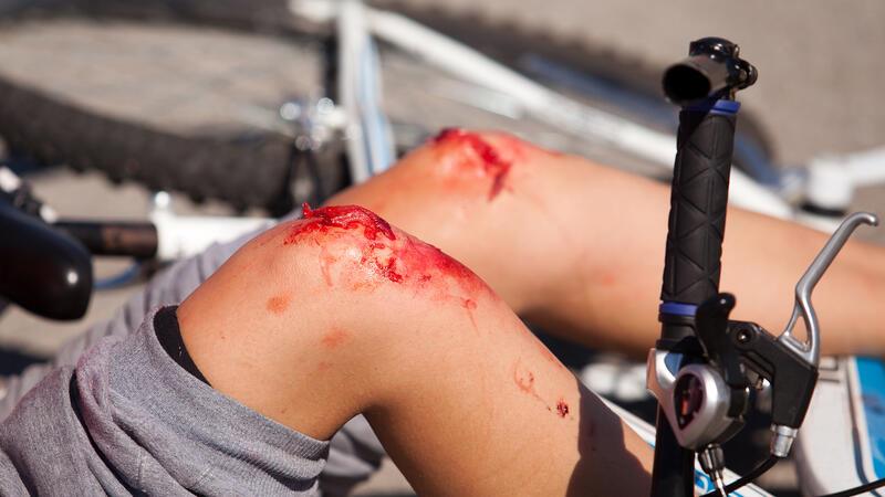 Pedelec-Fahrer rammt Jungen in Buxtehude vom Rad und flüchtet Der Schüler prallte auf Höhe des Aquarella-Bades gegen einen Zaun (Symbolbild/gestellte Szene).