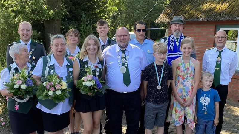 Der Schützenverein Düdenbüttel freut sich auch in diesem Jahr wieder über ein volles Königshaus: Die Würdenträger präsentieren sich nach der Proklamation.