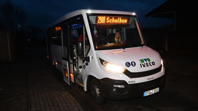 Der Schulbus der KVG hält in Mittelnkirchen und sammelt die Schüler der Grundschule Guderhandviertel ein.
