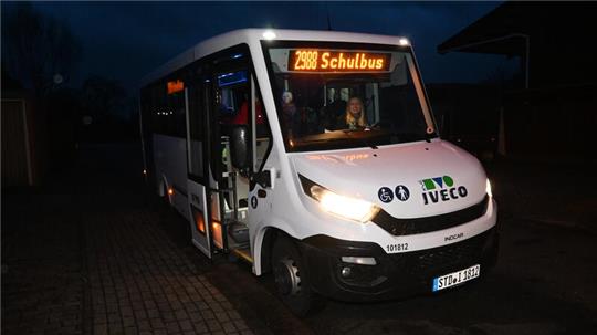 Der Schulbus der KVG hält in Mittelnkirchen und sammelt die Schüler der Grundschule Guderhandviertel ein.