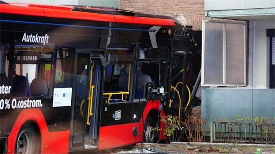 Der Schulbus mit 20 Kindern fuhr gegen eine Hauswand.