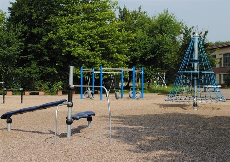 Der Schulhof der Realschule Süd mit den neuen Spielgeräten .