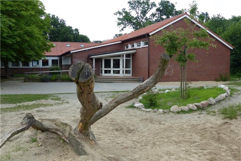 Der Schulhof in Hammah: Am Dienstag toben hier wieder Grundschüler. Foto: Eidtmann