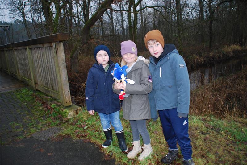 Der Schulweg von Emil, Liah und Noah ist nicht beleuchtet, unübersichtlich und führt direkt über die Aue.