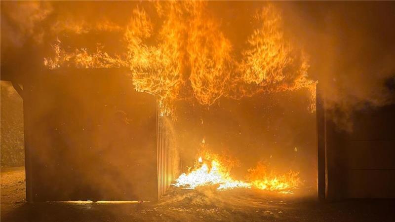 Der Schuppen im Oldendorfer Asternweg steht in Flammen.