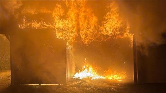 Der Schuppen im Oldendorfer Asternweg steht in Flammen.
