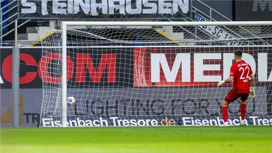 Der Schuss von Paderborns Muslija fliegt über St. Paulis Torwart Nikola Vasilj hinweg ins Tor zum 1:0.