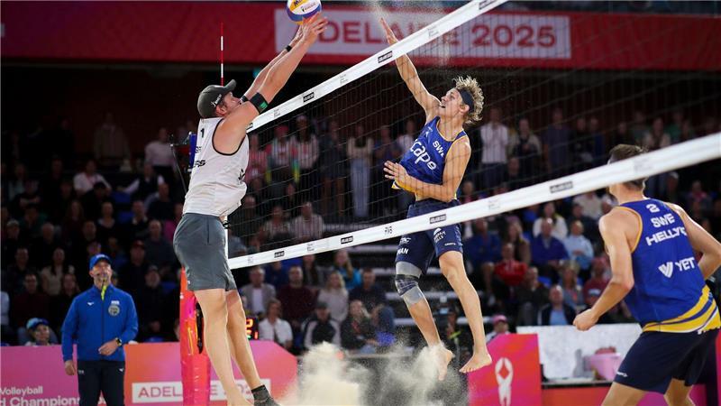 Der Schwede David Ahman (M) schlägt im WM-Halbfinale gegen Nils Ehlers.