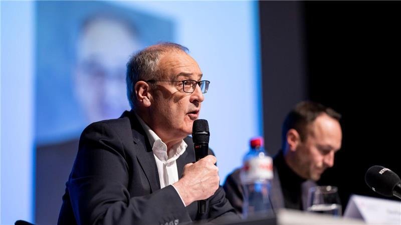 „Drama von Crans-Montana“: 40 Tote bei Silvesterparty Der Schweizer Bundespräsident Guy Parmelin (l) äußerte sich bestürzt.