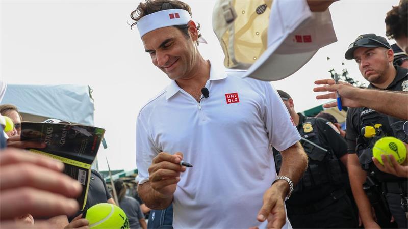 Der Schweizer Roger Federer gibt vor seiner Aufnahme in die International Tennis Hall of Fame Autogramme.