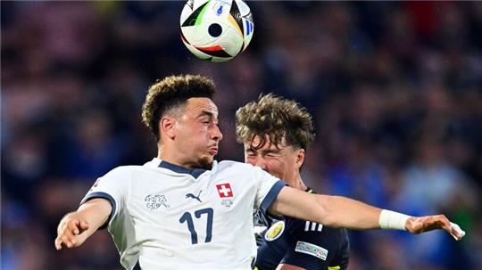 Der Schweizer Ruben Vargas (l) und Schottlands Jack Hendry liefern sich ein Kopfballduell.