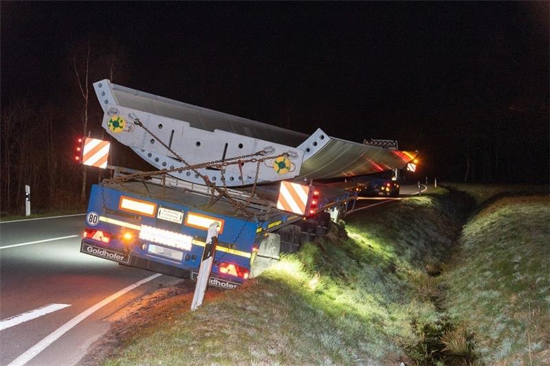 Der Schwerlastanhänger muss mit einem Kran aus dem Grünstreifen geborgen werden. Foto: Joto/Tobias Johanning