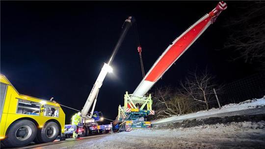 Der Schwertransport war mit einem Windkraftanlagen-Flügel beladen. Die Bergung gestaltet sich aufwendig.
