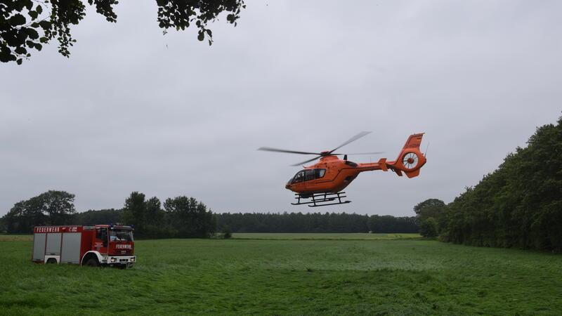 Harsefeld: 83-jähriger Autofahrer verunglückt schwer - Rettungshubschrauber im Einsatz Der Schwerverletzte wurde vom Rettungshubschrauber in eine Hamburger Klinik gebracht.