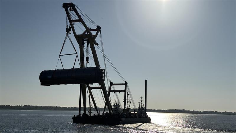 Der Schwimmkran Enak von Lührs Schifffahrt ist Deutschlands größtes aktives Kranschiff.