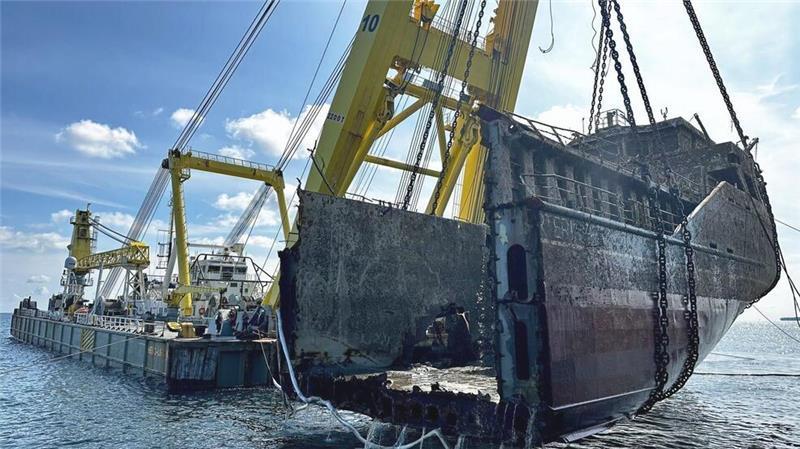 Der Schwimmkran Hebo Lift 10 hebt das Heck des gesunkenen und zweigeteilten Frachters „Verity“. (Archivfoto)