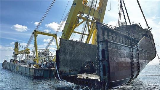 Der Schwimmkran Hebo Lift 10 hebt das Heck des gesunkenen und zweigeteilten Frachters „Verity“. (Archivfoto)
