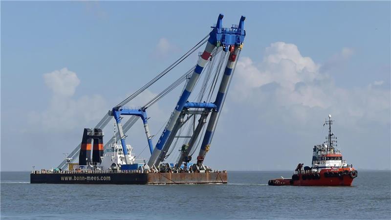 Wrackteile des geborgenen U-Bootes sind heiß begehrt Der Schwimmkran „Matador 3“ hat das Wrack des 1919 gesunkenen deutschen U-Boots U16 am Montag gehoben.