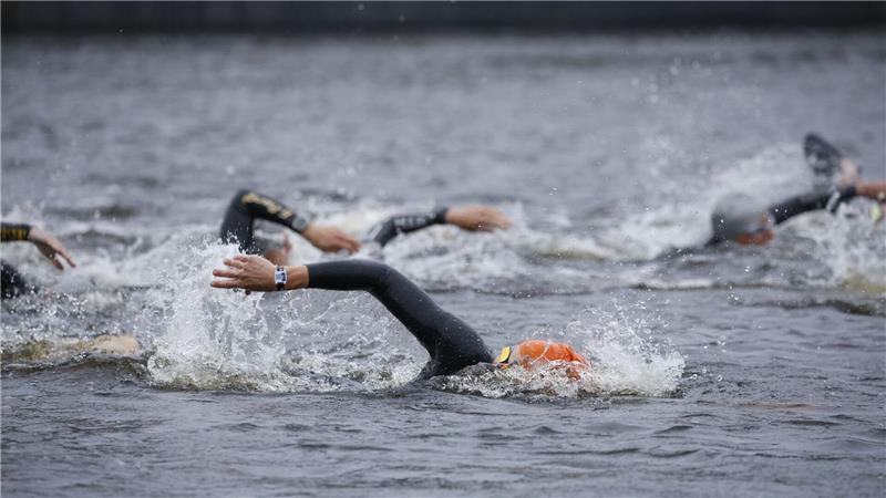 Gewitter über Hamburg: Start des Ironman verschoben Der Schwimmstart des Ironman in Hamburg wurde verschoben.