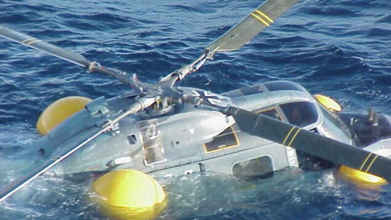 „Ich hörte einen Knall“: Pilot erinnert sich an Helikopter-Absturz auf See Der Sea Lynx kurz nach der Notwasserung. Nach der Rettung flog der niederländische Hubschrauber über die Unglücksstelle, um Fotos zu machen.