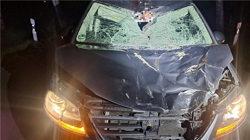 Der Seat ist nach dem Zusammenprall ein Totalschaden.