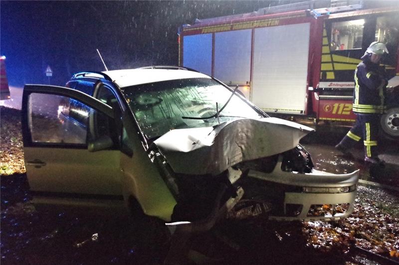 Der Seat wurde bei dem Unfall schwer beschädigt. Foto: Rolf Hillyer-Funke /Feuerwehren Samtgemeinde Oldendorf-HimmelpfortenFoto: