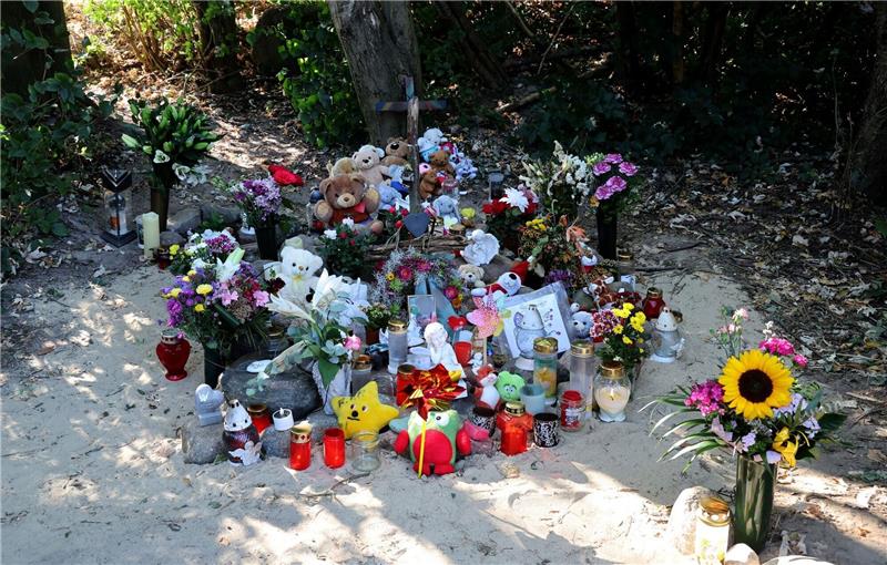 Tod von Kind: Nach Festnahme folgt die Suche nach dem Warum Der Sechsjährige ist an dieser Stelle in Pragsdorf mit schwersten Stichverletzungen gefunden worden. Foto: dpa