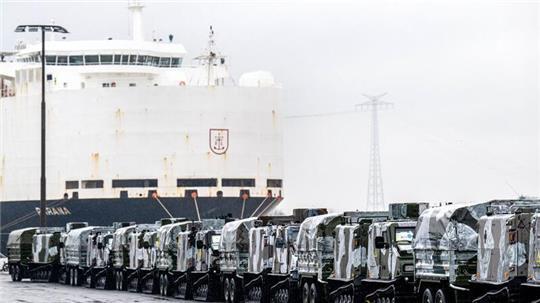 Der Seehafen von Emden dient dem Militärbündnis immer wieder als wichtiger Umschlagort für Material und Personal. (Archivbild)