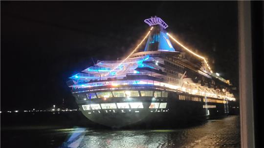 Der Seenotrettungskreuzer ANNELIESE KRAMER der DGzRS läuft das Kreuzfahrtschiff „Artania“ auf der Elbe an und nimmt zwei erkrankte Passagiere an Bord. Foto: Die Seenotretter – DGzRS