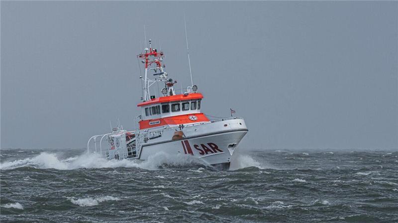 Der Seenotrettungskreuzer "Anneliese Kramer" (DGzRS-Station Cuxhaven) im Einsatz für ein Leck geschlagenes Traditionsschiff. 