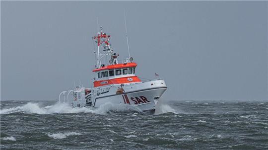 Der Seenotrettungskreuzer "Anneliese Kramer" (DGzRS-Station Cuxhaven) im Einsatz für ein Leck geschlagenes Traditionsschiff. 