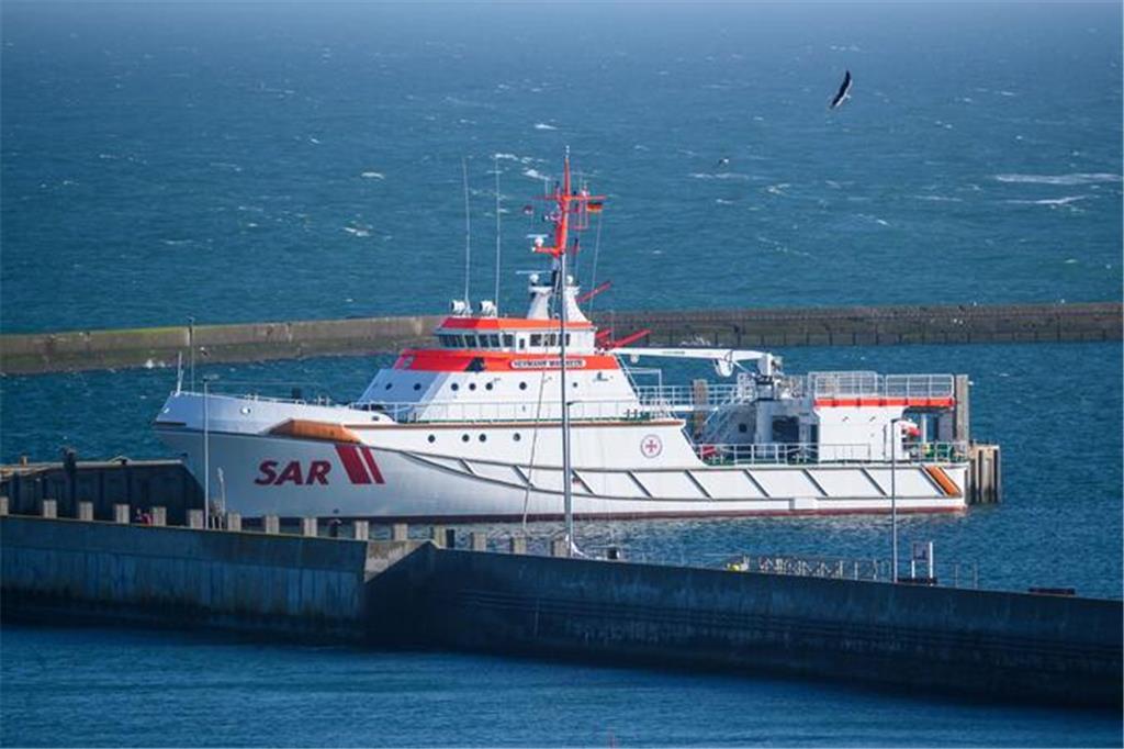 Der Seenotrettungskreuzer «Hermann Marwede» koordiniert die Suche vor Ort (Archi...