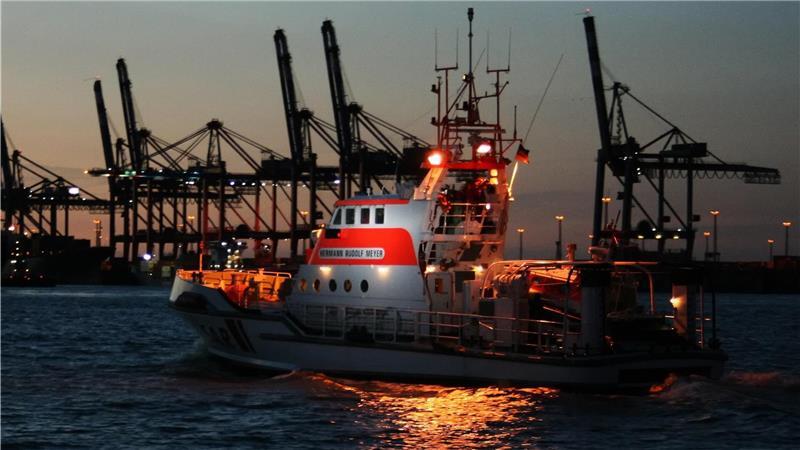 Der Seenotrettungskreuzer „Hermann Rudolf Meyer“ der DGzRS war im Einsatz für einen schwer erkranktes Crewmitglied auf einem Lotsenstationsschiff.