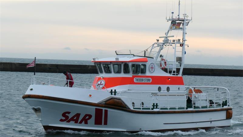 Der Seenotrettungskreuzer „Theodor Storm“ und die Crew einer Segeljacht haben die Besatzung eines in der Nordsee gekenterten Segelbootes gerettet. (Archivbild)