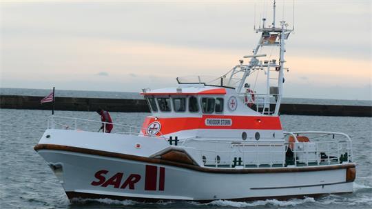 Der Seenotrettungskreuzer „Theodor Storm“ und die Crew einer Segeljacht haben die Besatzung eines in der Nordsee gekenterten Segelbootes gerettet. (Archivbild)