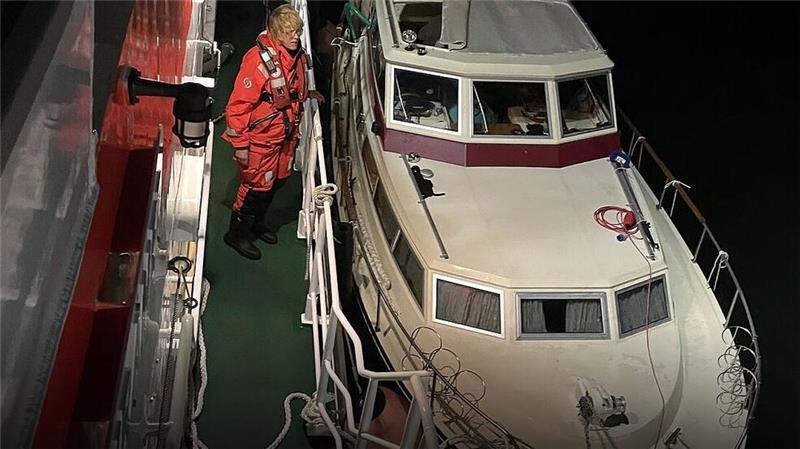 S.O.S. auf Außenelbe: Motorjacht läuft voll Wasser Der Seenotrettungskreuzer aus Cuxhaven hat ein Motorboot mit starkem Wassereinbruch längsseits genommen.