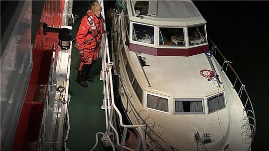 Der Seenotrettungskreuzer aus Cuxhaven hat ein Motorboot mit starkem Wassereinbruch längsseits genommen.
