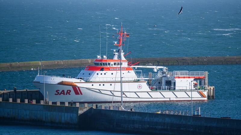 Taucher sollen nach Vermissten in gesunkenem Frachter suchen Der Seenotrettungskreuzer der Deutschen Gesellschaft zur Rettung Schiffbrüchiger (DGzRS) liegt im Hafen.