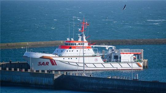 Der Seenotrettungskreuzer der Deutschen Gesellschaft zur Rettung Schiffbrüchiger (DGzRS) liegt im Hafen.