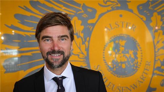 Rodeo zur See: Transat Jacques Vabre spektakulär gestartet Der Segler Boris Herrmann in einem Café an der Binnenalster.