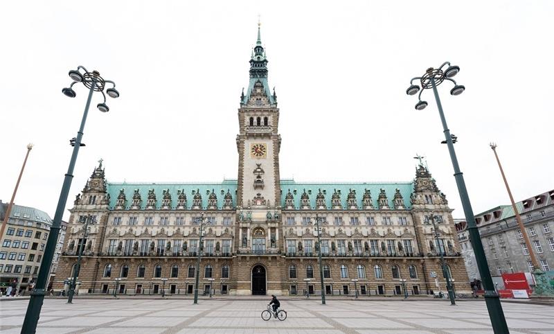 Der Senat im Hamburger Rathaus hat die Namensänderungen beschlossen. Foto: Daniel Reinhardt/dpa